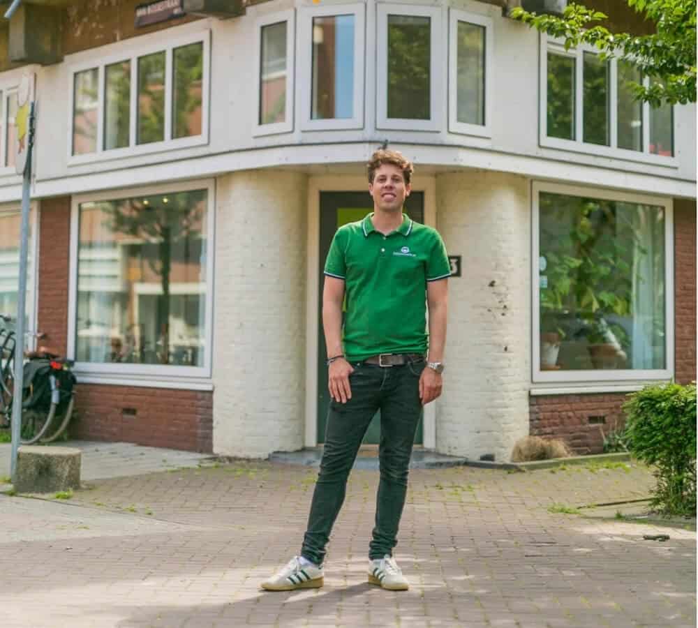 Daan Numan voor het pand van De Slotenwacht